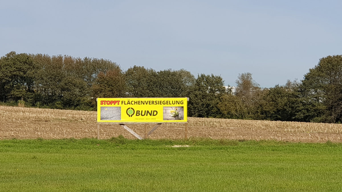 Forderung des BUND Remscheid nicht nur für das Gleisdreieck: Stoppt Flächenversiegelung! Foto: Sascha von Gerishem