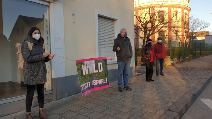 Natalia Lange (ganz links), zweite Sprecherin der Linksjugend Solid Remscheid, fordert mit weiteren Mitstreitenden 