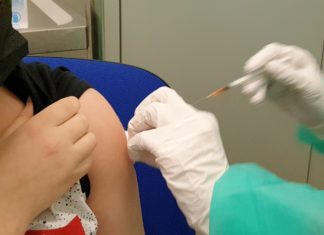 "Tat überhaupt nicht weh", sagte dieser junge Impfling nach seiner zweiten Corona-Impfung. Foto: Sascha von Gerishem