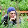 Markus Gastl, Entwickler des Drei-Zonen-Modells für Naturgärten, in seinem Garten. Foto: www.hortus-insectorum.de