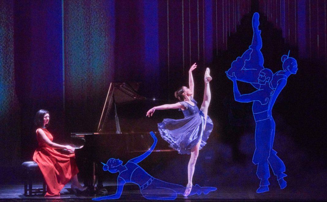 Alexandra Dariescu am Flügel mit Ballerina Imogen-Lily Ash in 