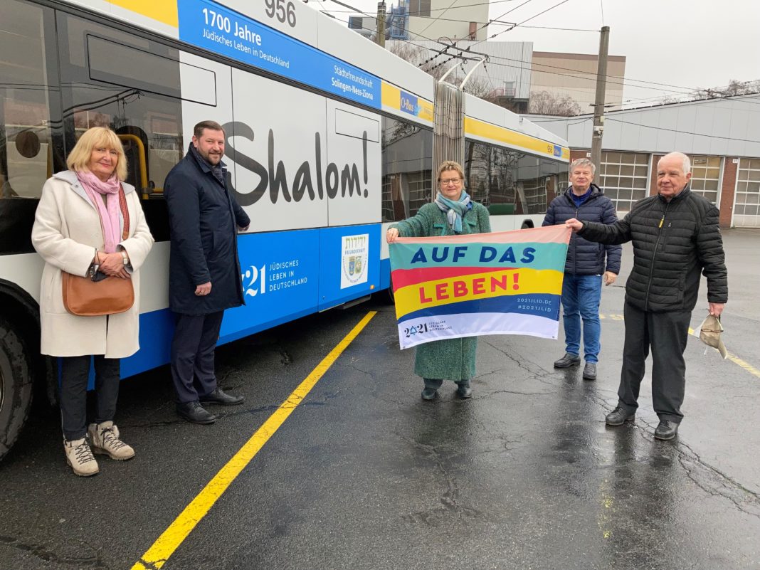 Gabriela Lauenstein (v.l.), Tim Kurzbach, Sylvia Löhrmann, Conrad Troullier und Bernd Krebs zeigen Flagge und bekennen Farbe für jüdisches Leben und gegen Antisemitismus. © Stadt Solingen / Stefanie Mergehenn