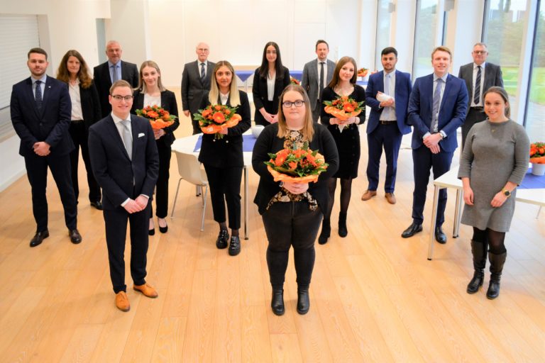 Erfolgreiche Ausbildung: Neun neue Bankkaufleute bei der Volksbank im Bergischen Land