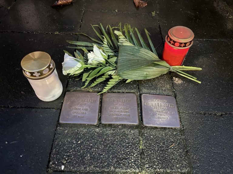 Gedenken an Nazi-Opfer und Säubern der Stolpersteine