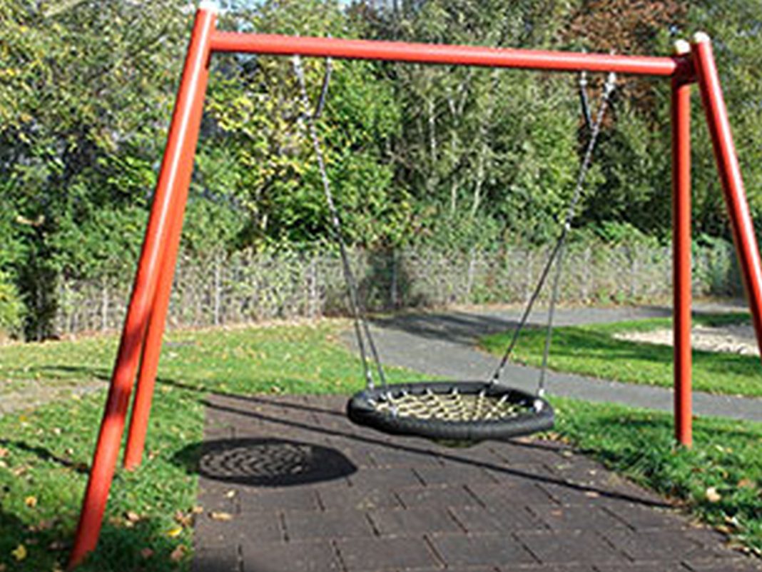 Diese Nestschaukel wurde vom Kinderspielplatz Klingenstraße im Volksgarten gestohlen. Foto: Stadt Solingen