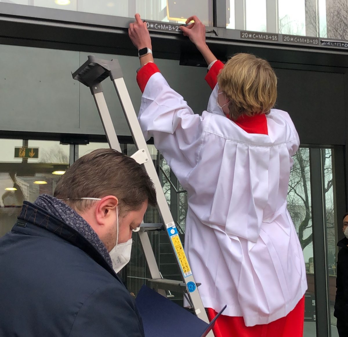 Statt mit Kreide wird der Haussegen als Aufkleber angebracht. Foto: Stadt Solingen