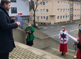 Coronakonform: Oberbürgermeister Tim Kurzbach und die Sternsinger an der Rathaustreppe in Solingen. Foto: Stadt Solingen