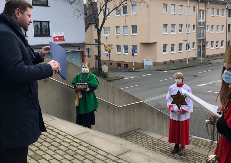 Sternsinger bringen Segen zum Rathaus