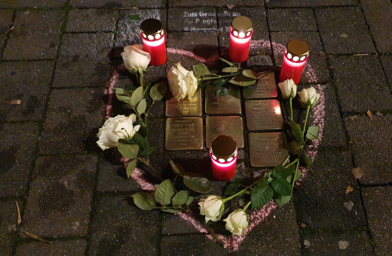 Die glänzenden Stolpersteine nach einer Reinigungsaktion von MyViertel in Remscheid. Foto: Martin Rogalla