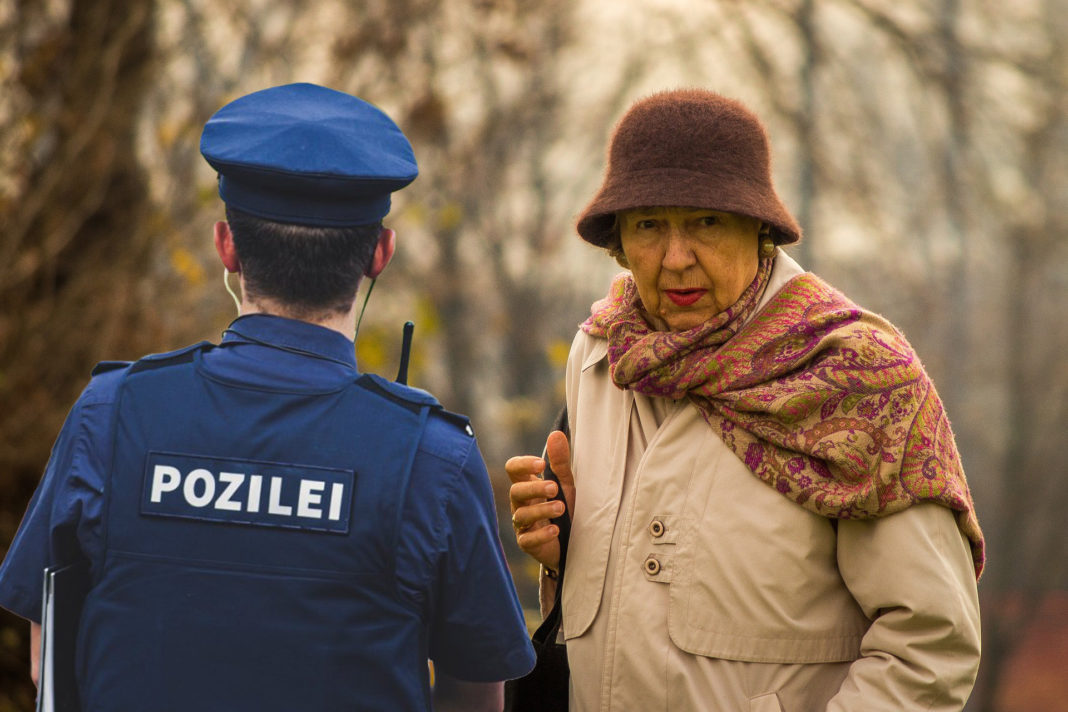 Die Polizei warnt vor falschen Polizist*innen, die Senior*innen betrügen.