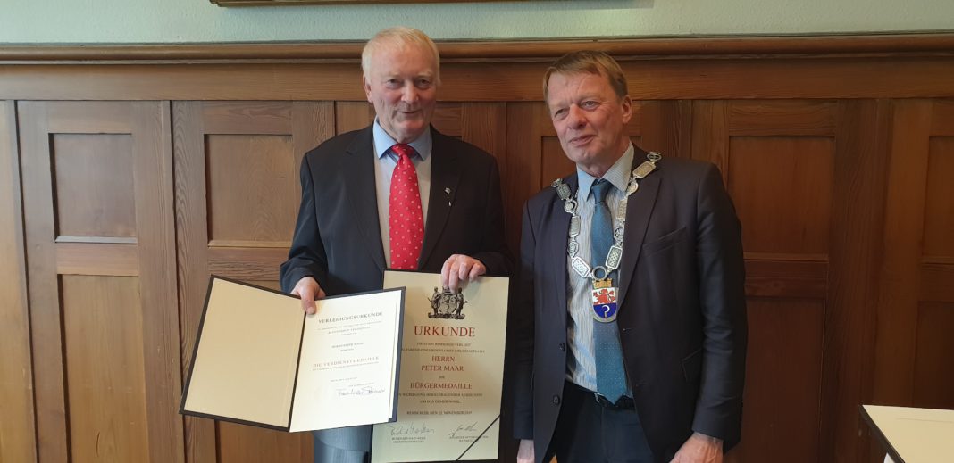 Oberbürgermeister Burkhard Mast-Weisz überreicht Peter Maar am 22. November 2019 im Rathaus Lüttringhausen die Verleihungsurkunden der Verdienstmedaille der BRD und der Remscheider Bürgermedaille. Peter Maar ist Ehrenvorsitzender vom Heimatbund und hat sich sehr um den Erhalt der Blume in Lüttringhausen verdient gemacht, auch der dortige Outlet-Standort wurde durch formaljuristische Mängel gestoppt. Foto: Sascha von Gerishem