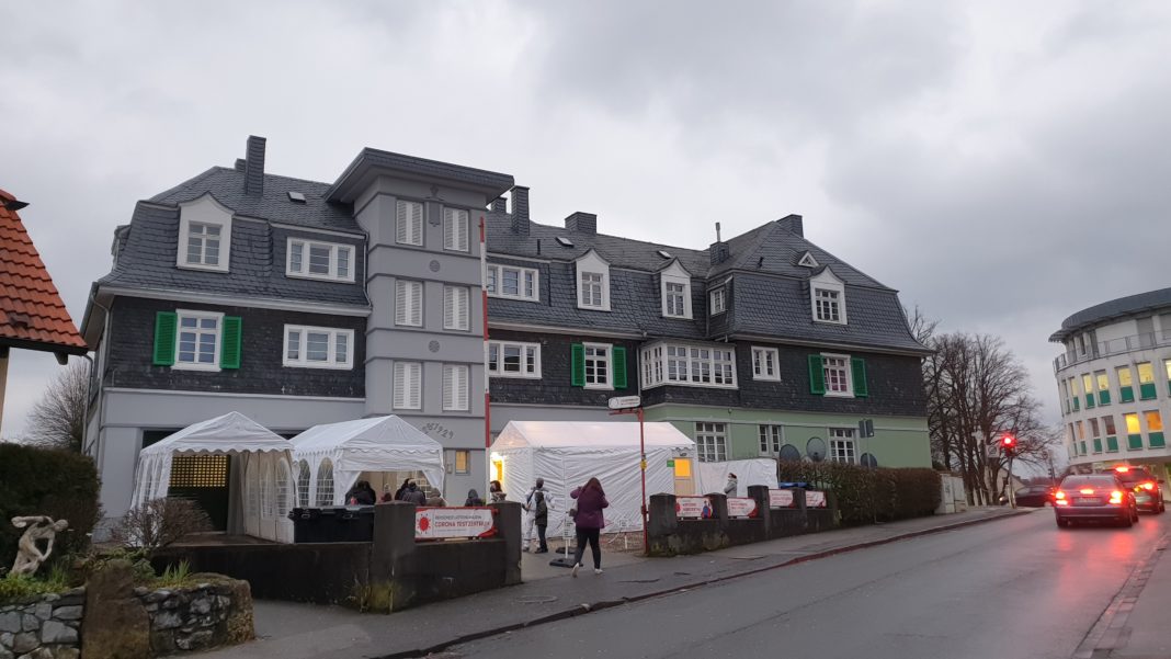 Der Zugang zum Corona Testzentrum Remscheid-Lüttringhausen erfolgt über die Straße Am Schützenplatz. Ein öffentlicher Parkplatz ist keine 100m vom Eingang entfernt. Foto: Sascha von Gerishem