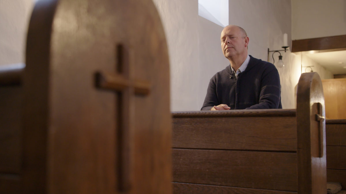 Auch wenn Klaus von manchem "Bodenpersonal" der Kirche schwer enttäuscht ist, so hat er sich sein Gottvertrauen bewahren können. © ZDF / Arne Wolter