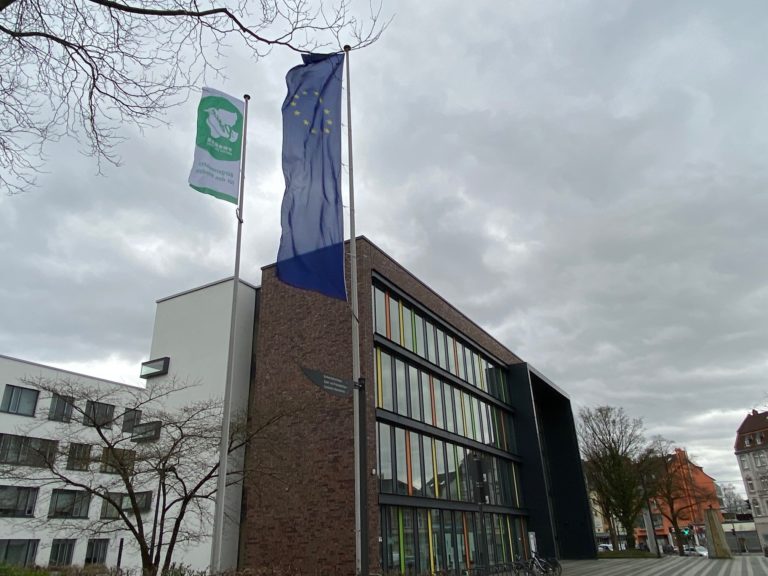 Ukraine-Konflikt: Rathaus hisst Friedensflagge