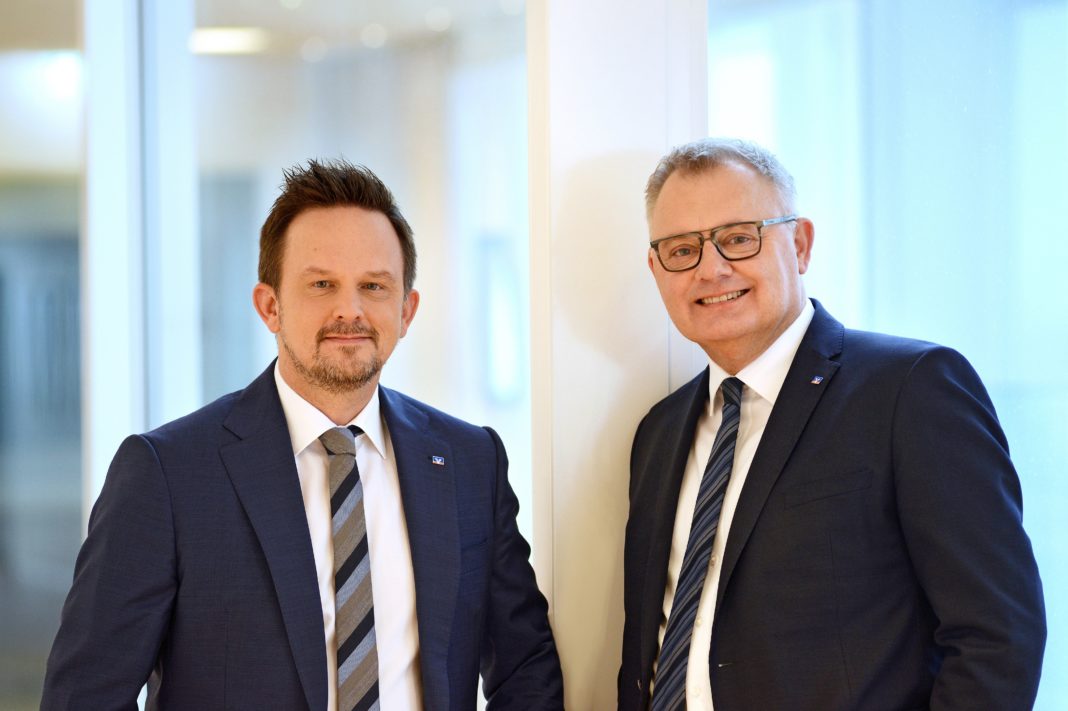 Christian Fried (l.) und Vorstandsvorsitzender Andreas Otto bilden seit Februar den Vorstand der Volksbank im Bergischen Land. Foto: Volksbank / Bettina Osswald