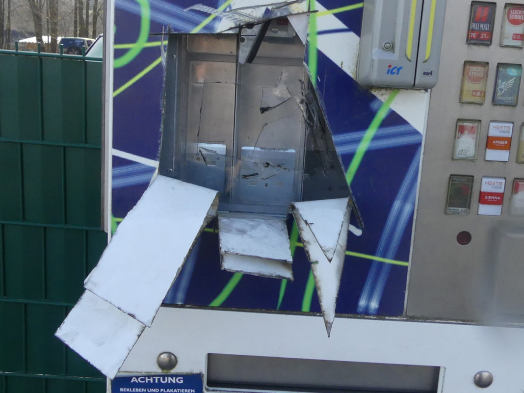 Aufgebrochener Zigarettenautomat in Nümbrecht-Elsenroth. Foto: Polizei Oberberg