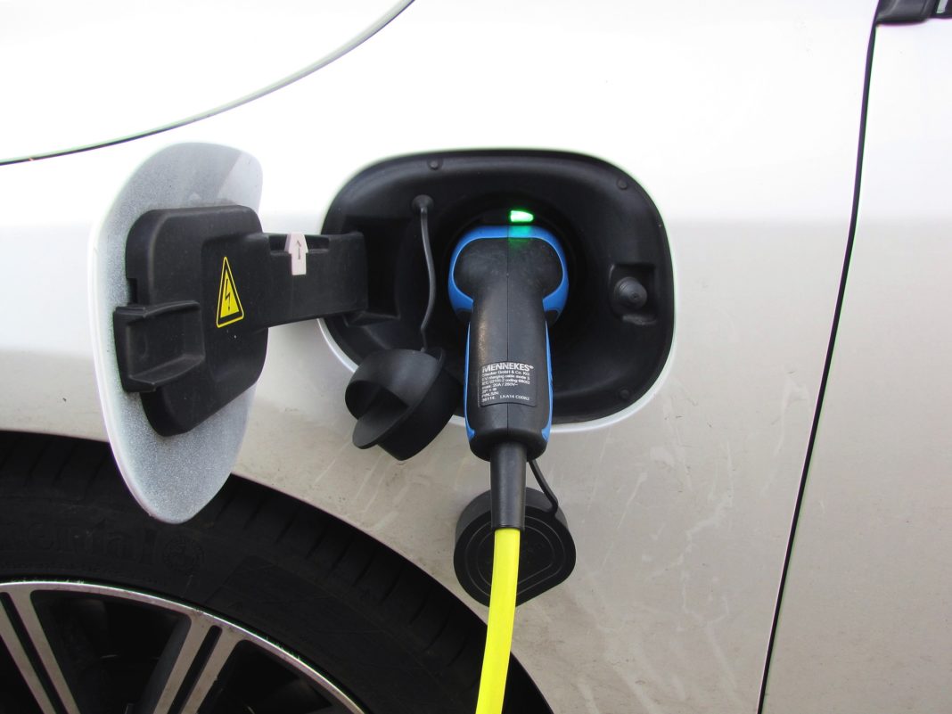 Ein Plug-In-Hybrid ist ein Kfz mit Hybridantrieb, der Akku wird also entweder über den Verbrennungsmotor oder mit Stecker geladen. Foto: Menno de Jong