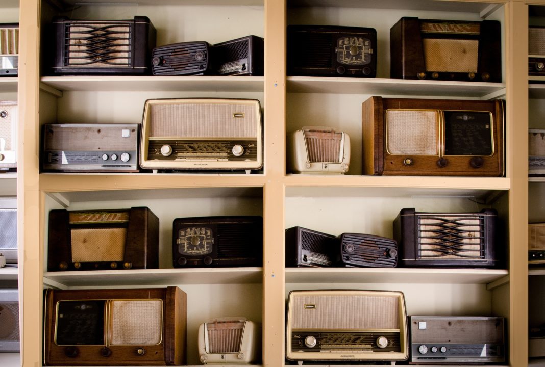 Eine Sammlung von Radios aus den 50er Jahren. Foto: Rudy und Peter Skitterians