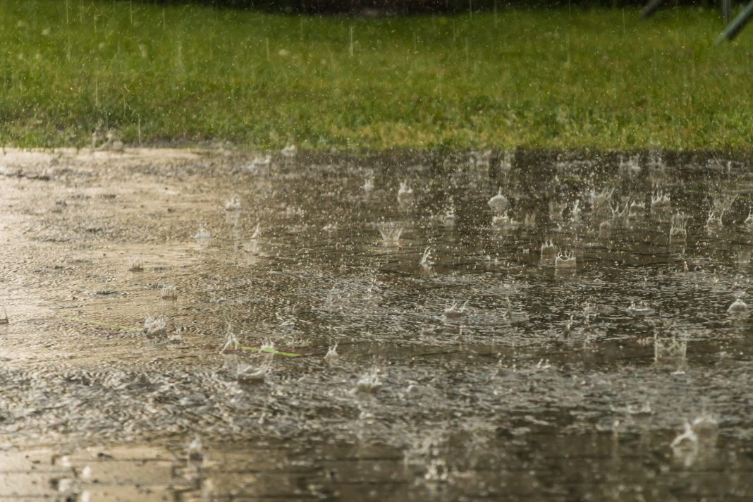 Starkregen und Dauerregen werden besonders durch versiegelte Flächen zur Gefahr.