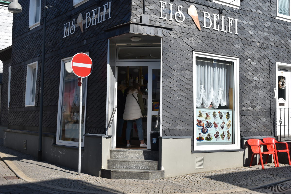 Über dem Eiscafé Belfi in der Altstadt von Lüttringhausen prangt ein neues Schild. Foto: Peter Klohs