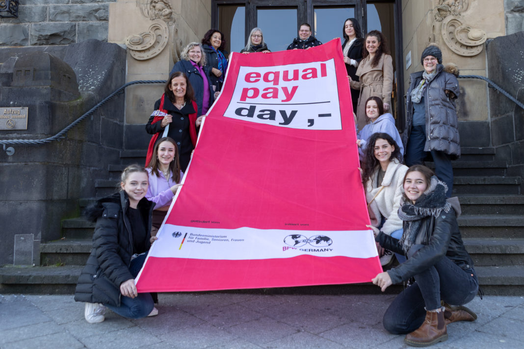 Diese Fahne wird am Equal Pay Day 2022, also am 7. März, und am Weltfrauentag am 8. März 2022 vor dem Remscheider Rathaus wehen. Foto: dgb/Thomas E. Wunsch