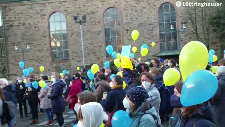 Ukraine: Friedensdemo an der Citykirche. Screenshot: Sascha von Gerishem