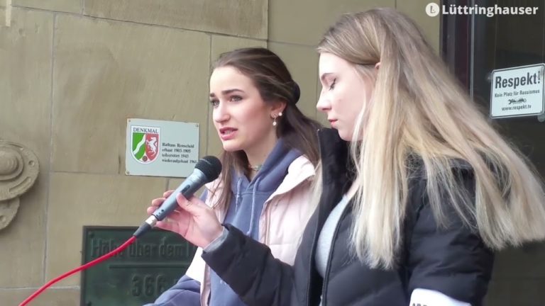 Sofia Rodriguez Eckwert und Lara Heibeck sprachen auf der zweiten Remscheider Friedensdemo über Ihre Gefühle und Gedanken zum Krieg.