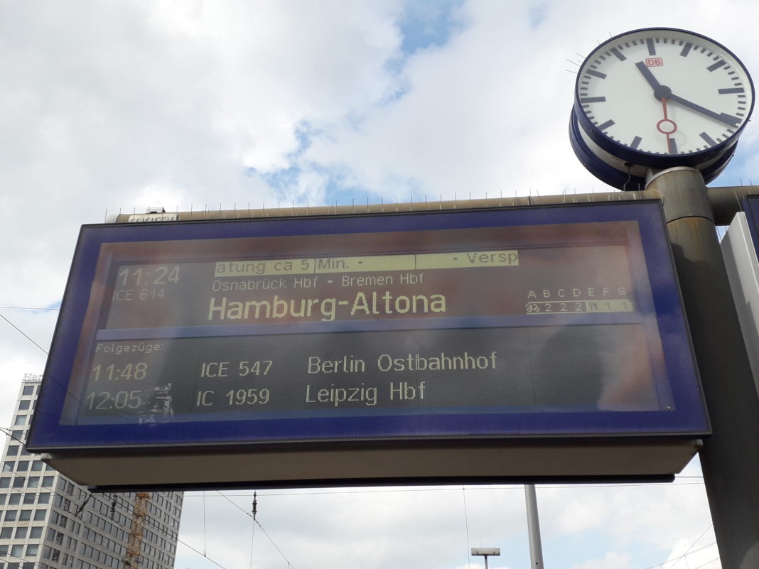 Am Dortmunder Hauptbahnhof: Gleich geht es los. Foto: Peter Klohs