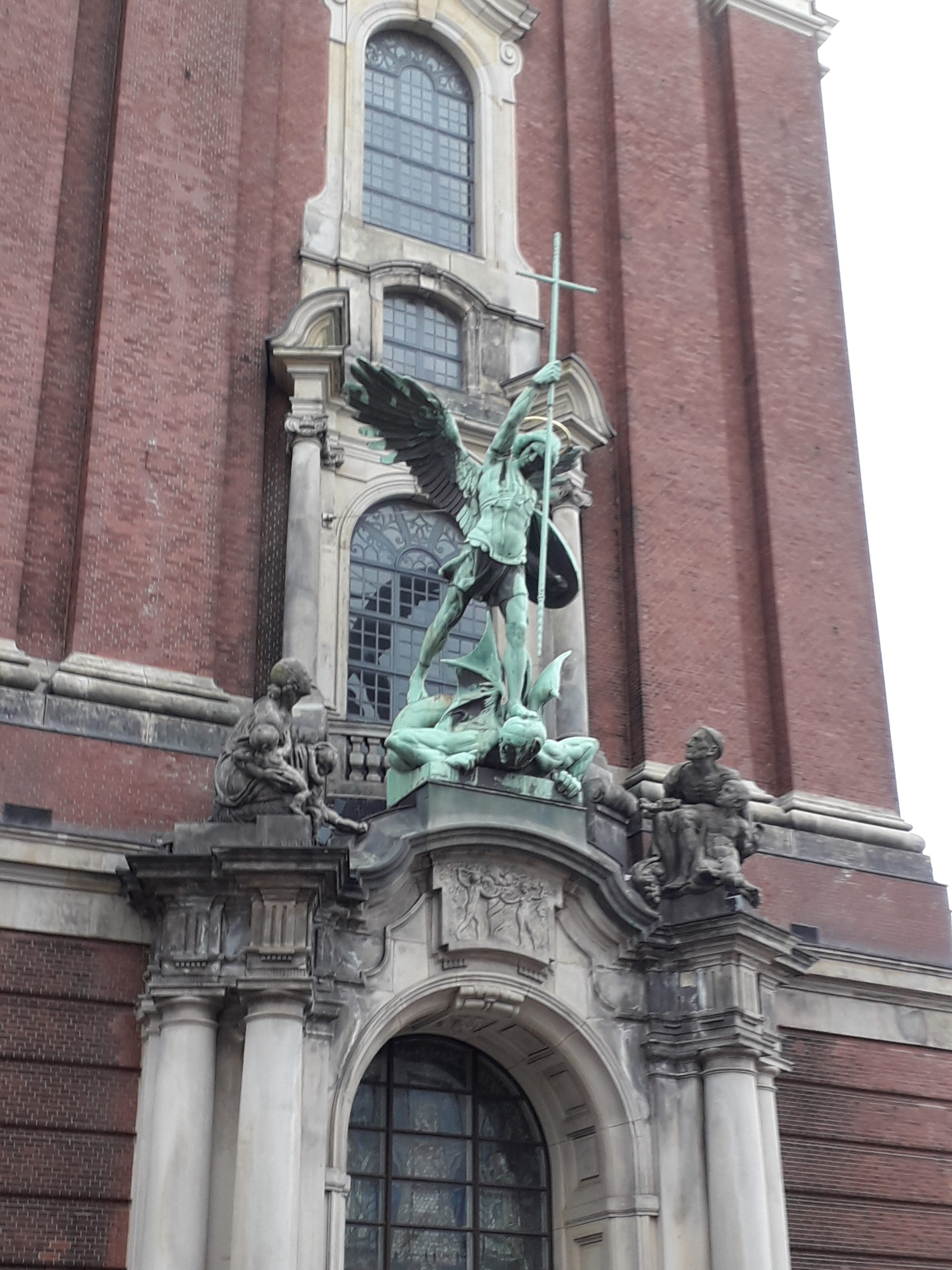 Erzengel Michael tötet den Drachen Stockfotos. Der heißt wirklich so. :-) Eines von vielen Details an der Kirche St. Michael. Foto: Peter Klohs