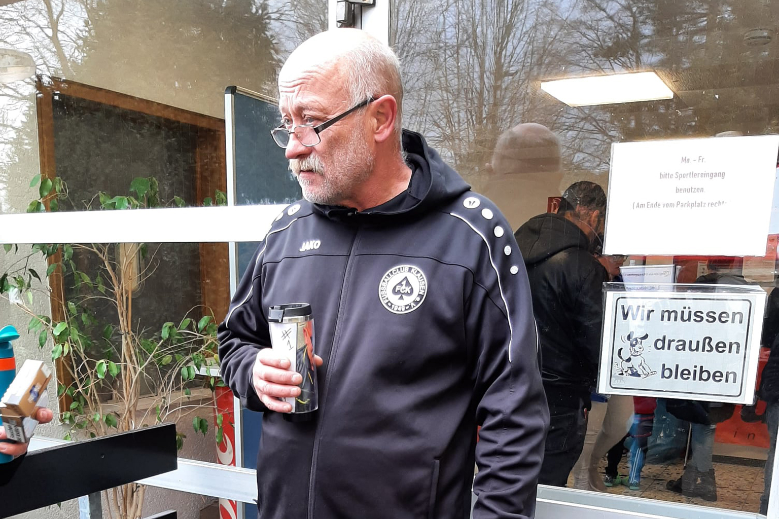 Gerd Kirchhoff schaut skeptisch, weil er seinen Kaffeebecher in der Hand hält und ihn daher gerade mal nicht suchen muss. Foto: Antonio Scarpino