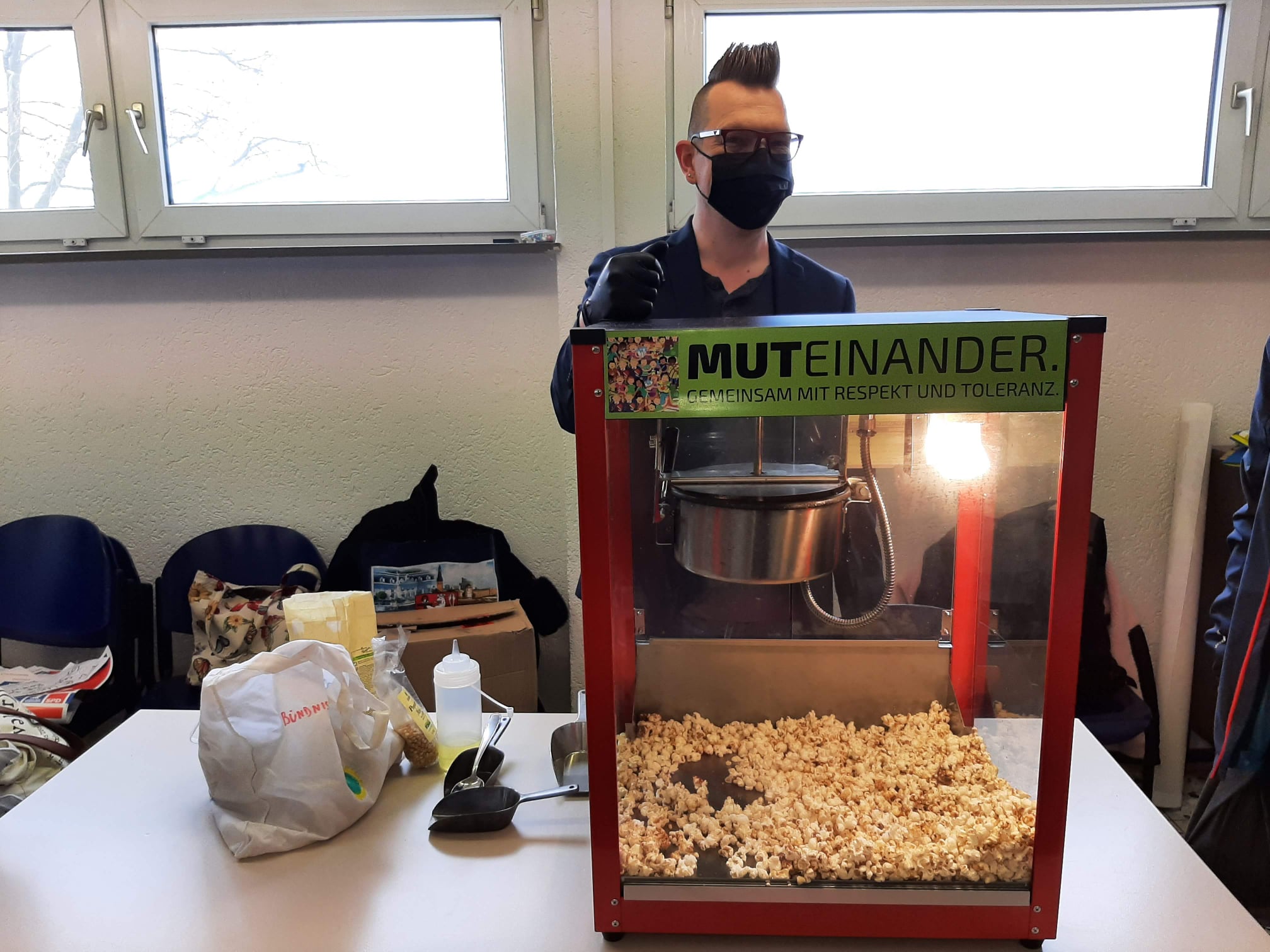 Hinter der Popcornmaschine von Muteinander steht Sascha von Gerishem. Foto: Antonio Scarpino
