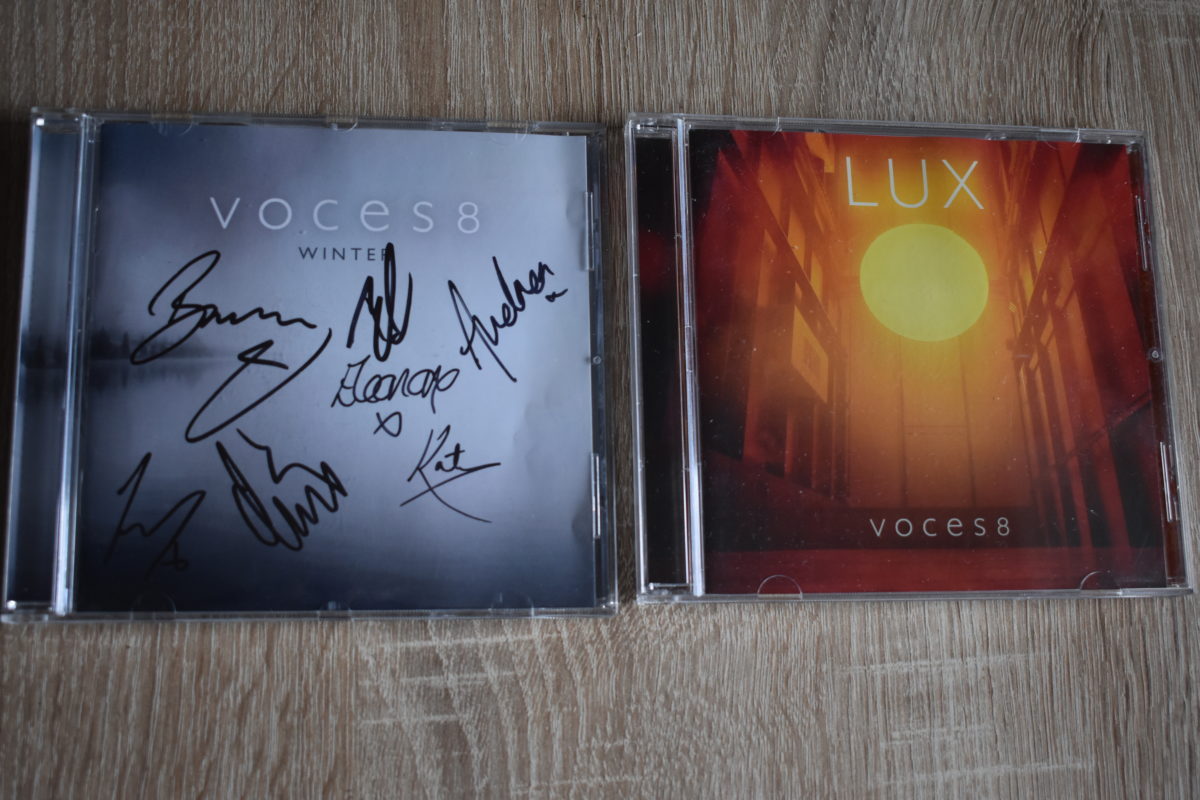 Wichtige Alben von VOCES8, mit Autogrammen versehen, LUX auf der Cover->Rückseite. Foto: Peter Klohs