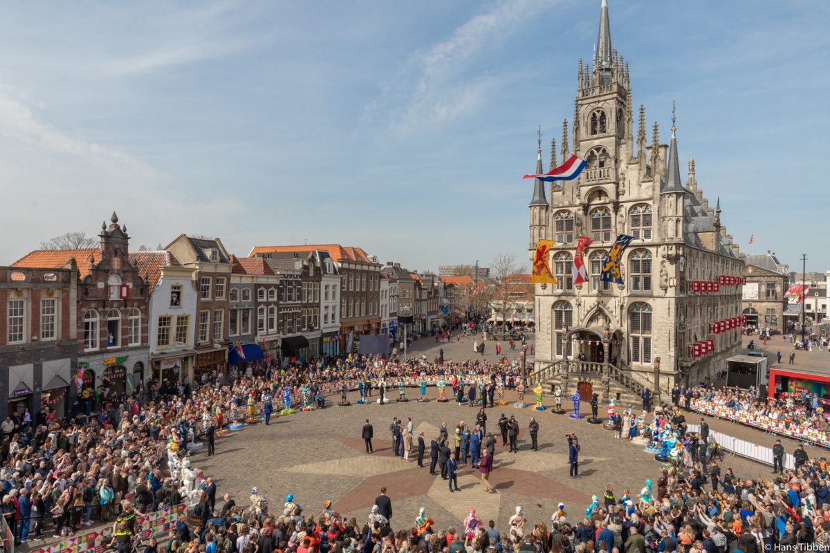 Der Marktplatz in Gouda mit Skulpturen. © Hans Tibben