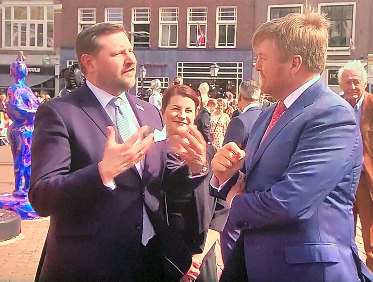 OB Tim Kurzbach tauscht sich in Gouda mit König Willem-Alexander über das deutsch-niederländische Verhältnis aus. (© Stadt Gouda / Bettina Verbeek