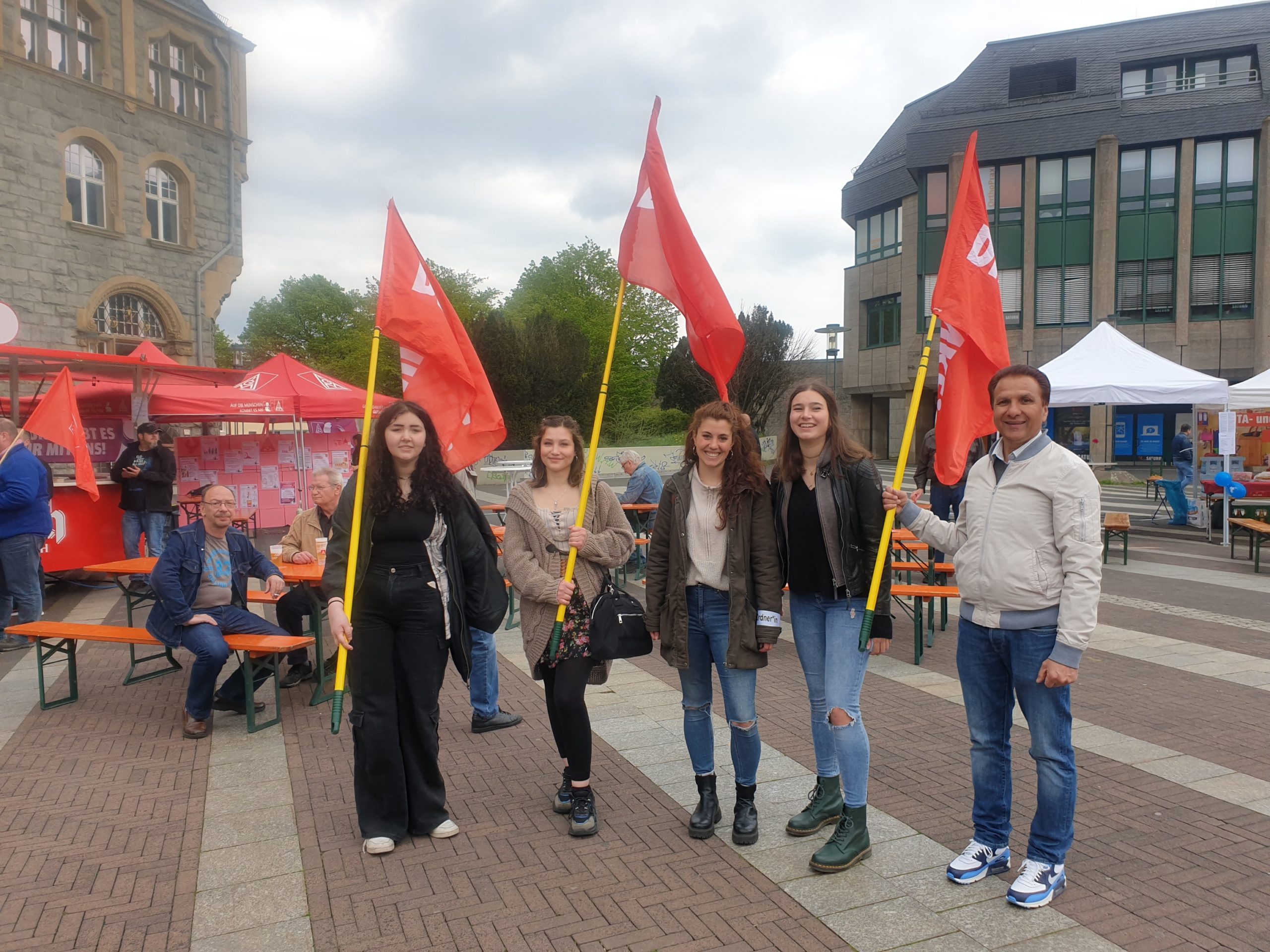 Vertreter*innen von Die Linke.Remscheid mit Fahnen. Foto: Sascha von Gerishem