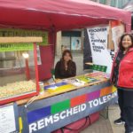 Anne Marie Faßbender und Erden Ankay-Nachtwein am Gemeinschaftsstand von Remscheid Tolerant und Muteinander. Foto: Sascha von Gerishem