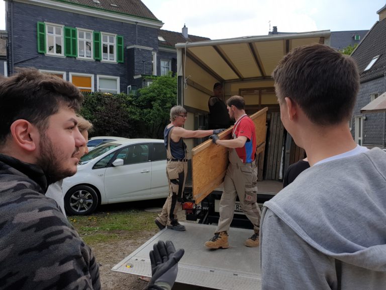 Volksbühne: Ein Dorf entsteht