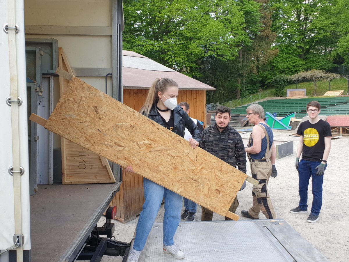 Schauspielende müssen leidensfähig sein: Lara Heibeck schleppt Brett um Brett. Foto: Sascha von Gerishem