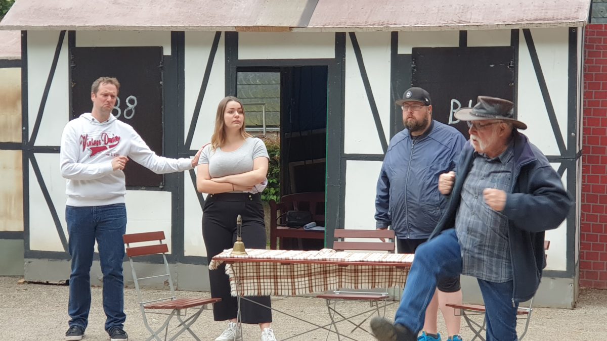 Christian Wüster, Sabrina Ottersbach, Sebastian Stein und Fritz Dickel mit vollem Körpereinsatz. Foto: Sascha von Gerishem