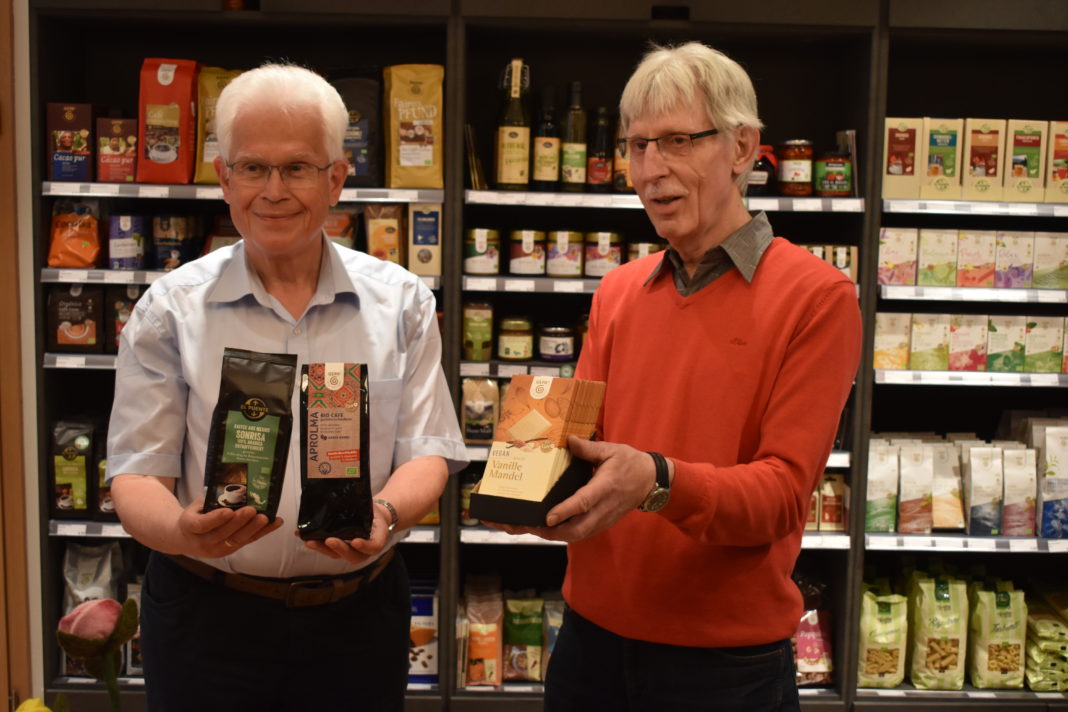 Johannes Haun und Manfred Brauers (v.l.) im Flair-Weltladen in Lüttringhausen. Foto: Peter Klohs