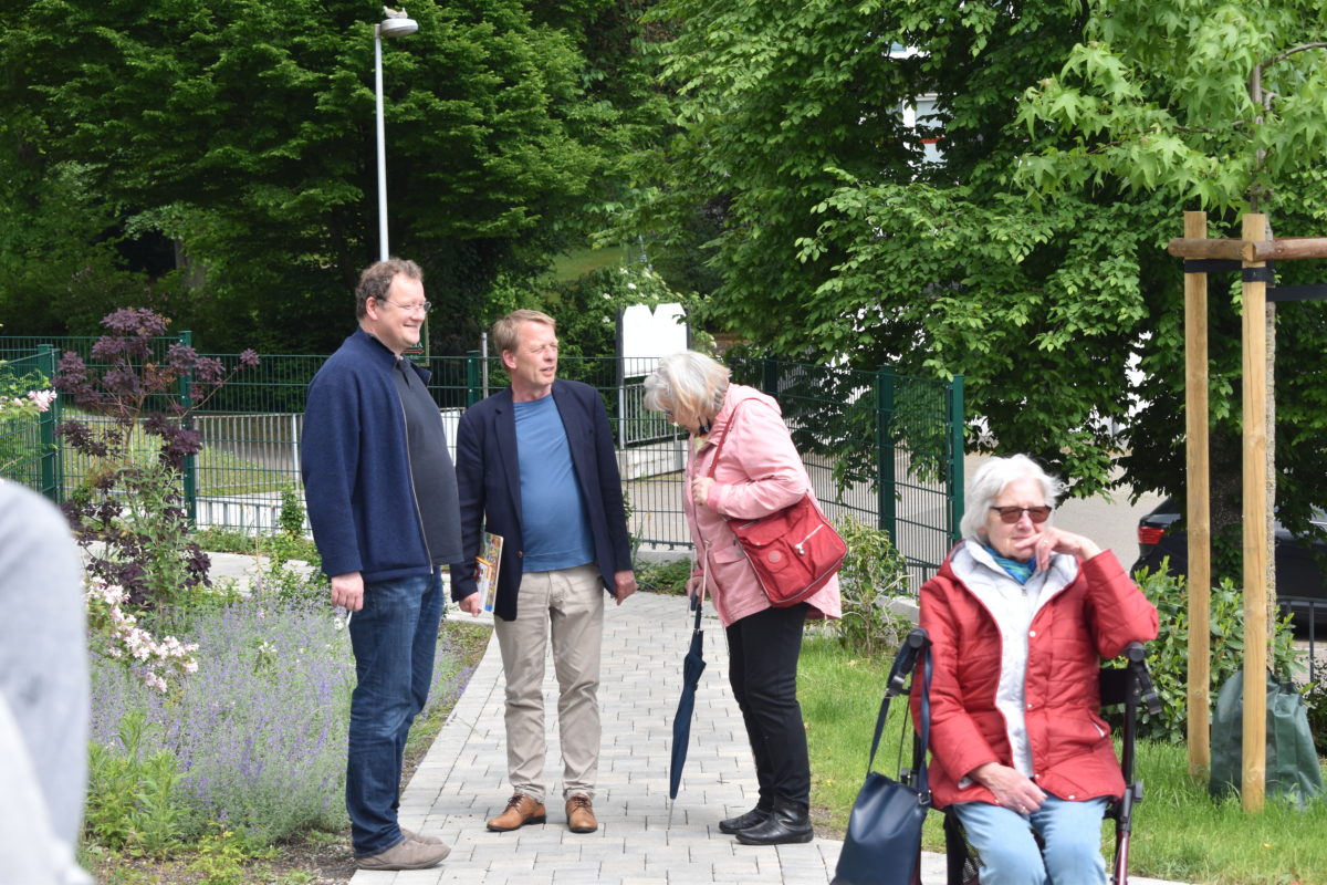 Sozialdezernent Thomas Neuhaus und Oberbürgermeister Burkhard Mast-Weisz im Gespräch mit einer Bürgerin. Foto: Peter Klohs
