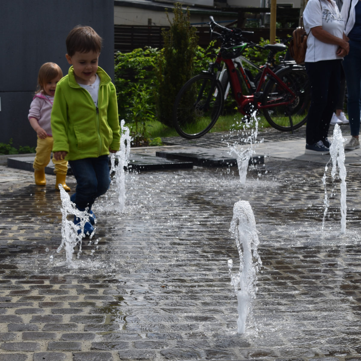 Kinder genossen das Wasserspiel sichtlich. Foto: Peter Klohs