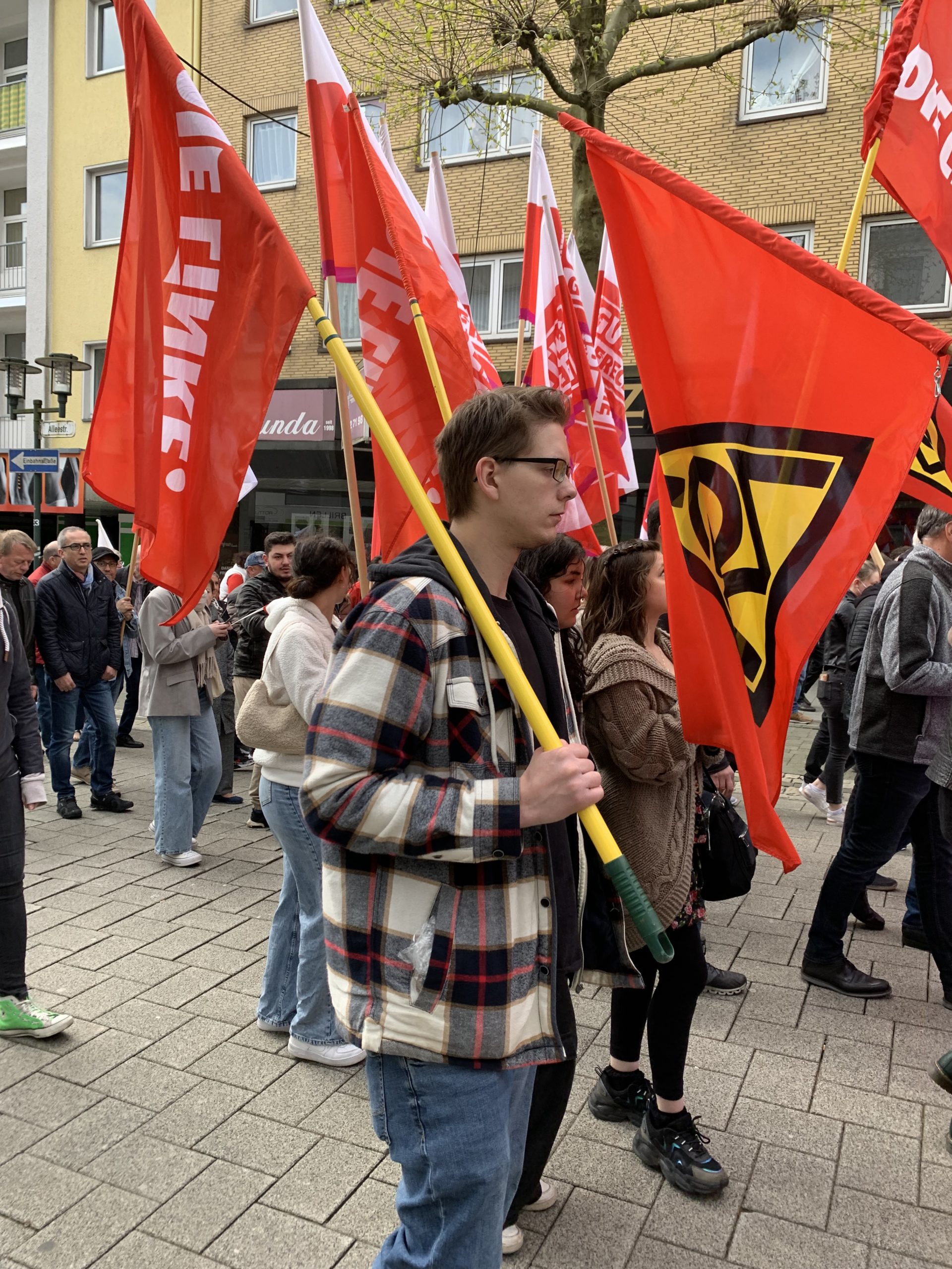 Michael Eisele schultert die Fahne von Die Linke. Foto: Yannick Nützmann