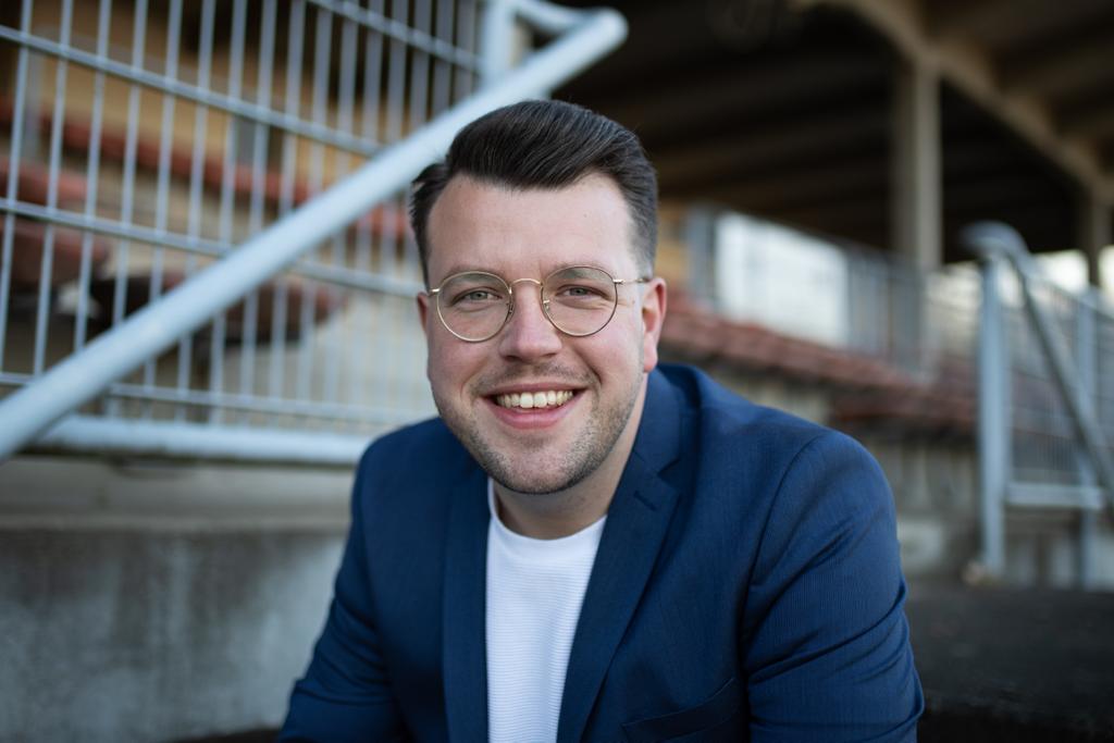 RTL-Kommentator Christian Straßburger moderiert in der Sporthalle Neuenkamp. Foto: Björn Kames