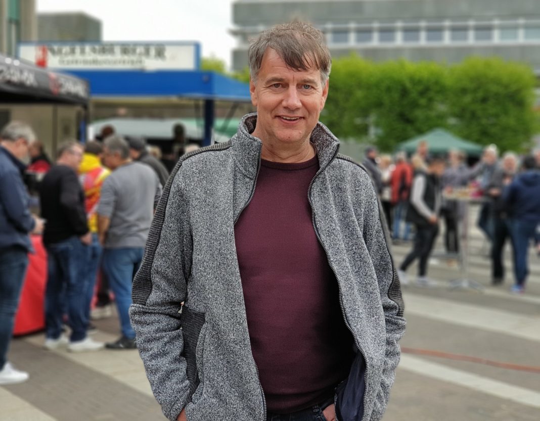 Peter Lange am 1. Mai auf dem Remscheider Rathausplatz. Foto: Sascha von Gerishem