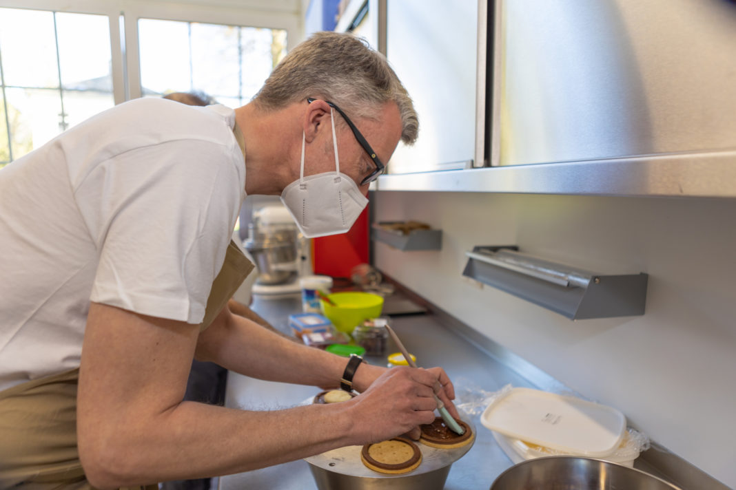Sven Wolf gestaltet Süßspeisen im Café Achtsam. Foto: Thomas E. Wunsch