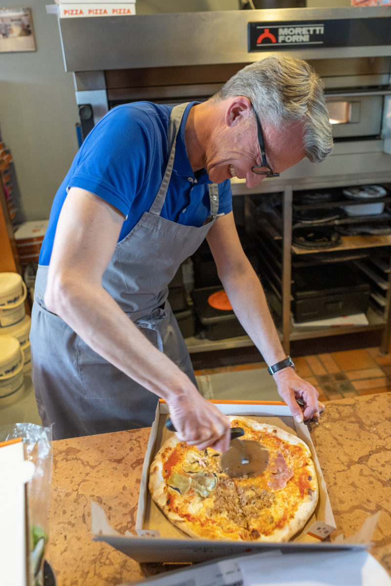 Nach dem Backen auch Schneiden: Sven Wolf beim Praktikum in der Pizzeria Sacco. Foto: Thomas E. Wunsch