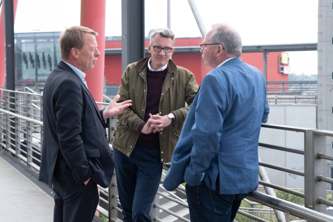 Burkhard Mast-Weisz, Sven Wolf und Udo Schiefner am Remscheider Hauptbahnhof im Gespräch. Foto: Danielle Schäfer