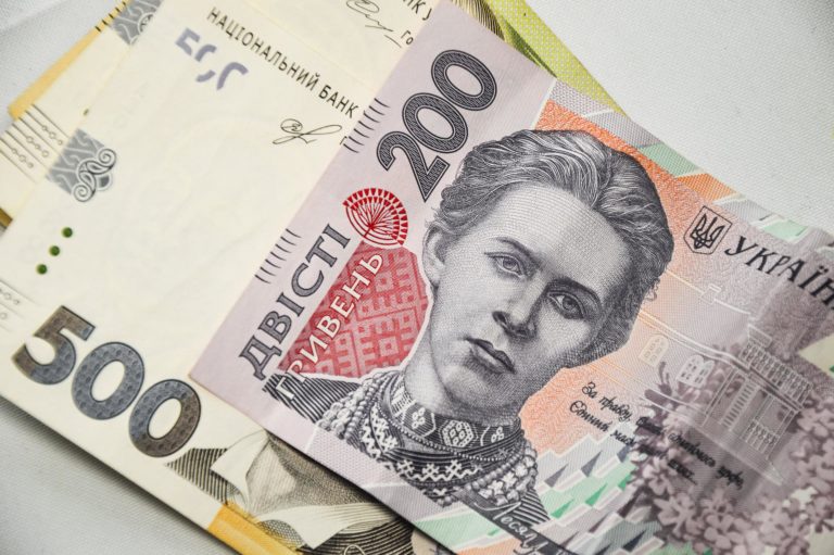Stadtsparkasse Remscheid tauscht ukrainisches Geld in Euro um