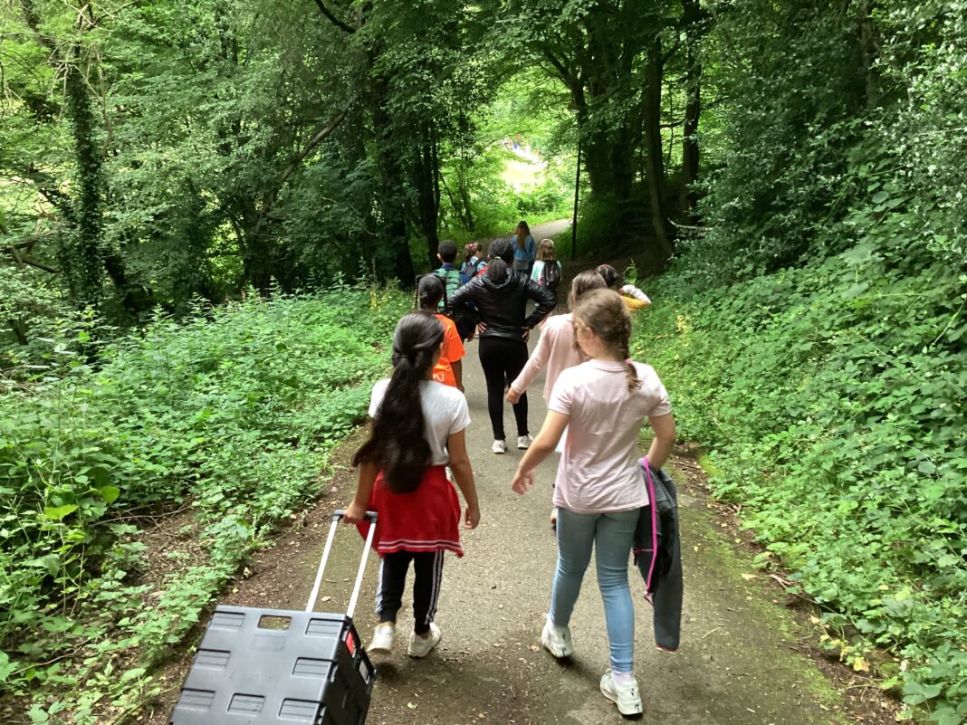 Im Rahmen des Sommerferienprogramms der OGS Kremenholl machten sich Schülerinnen und Schüler auf, den Wald am Lohbach/Kremenholl vom Müll zu befreien. Foto: Sascha Koch